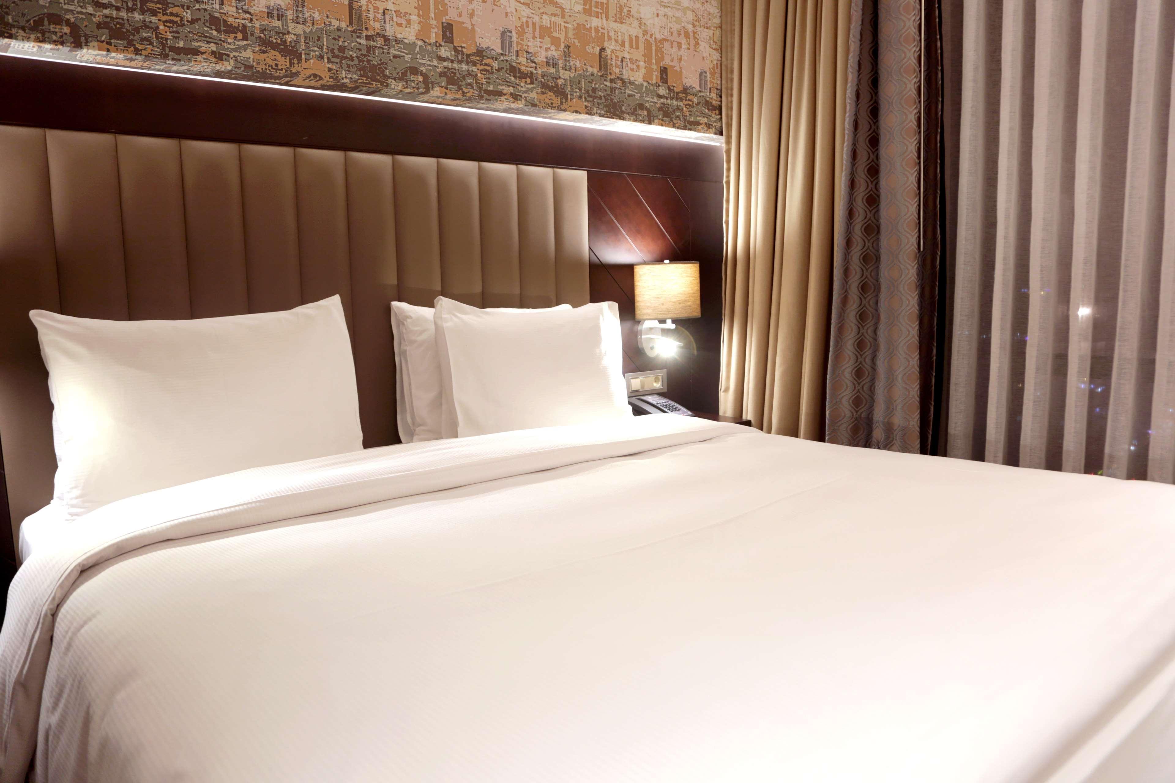 Doubletree By Hilton Istanbul Umraniye Hotel Exterior photo A bed
