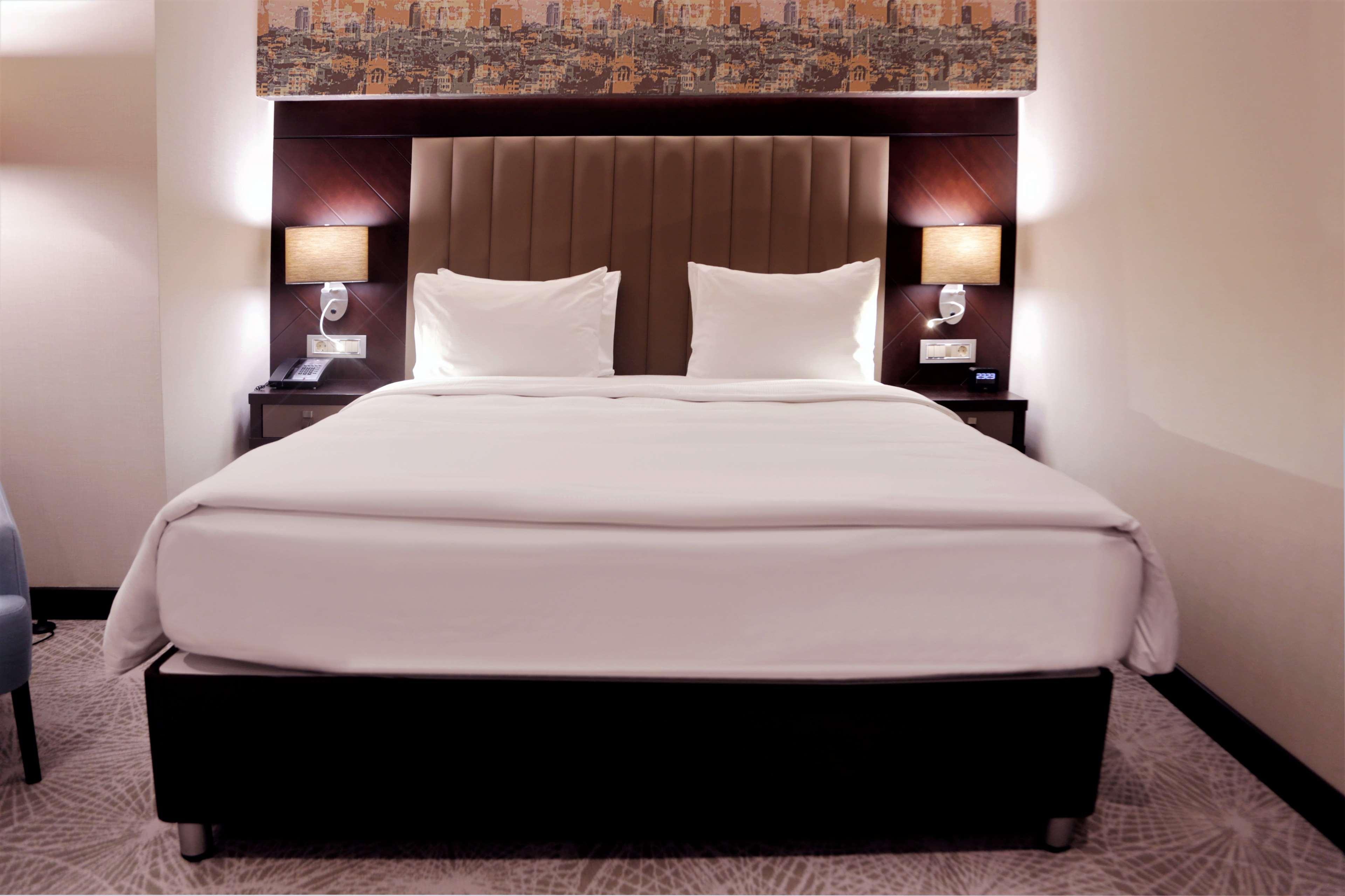 Doubletree By Hilton Istanbul Umraniye Hotel Exterior photo A bed